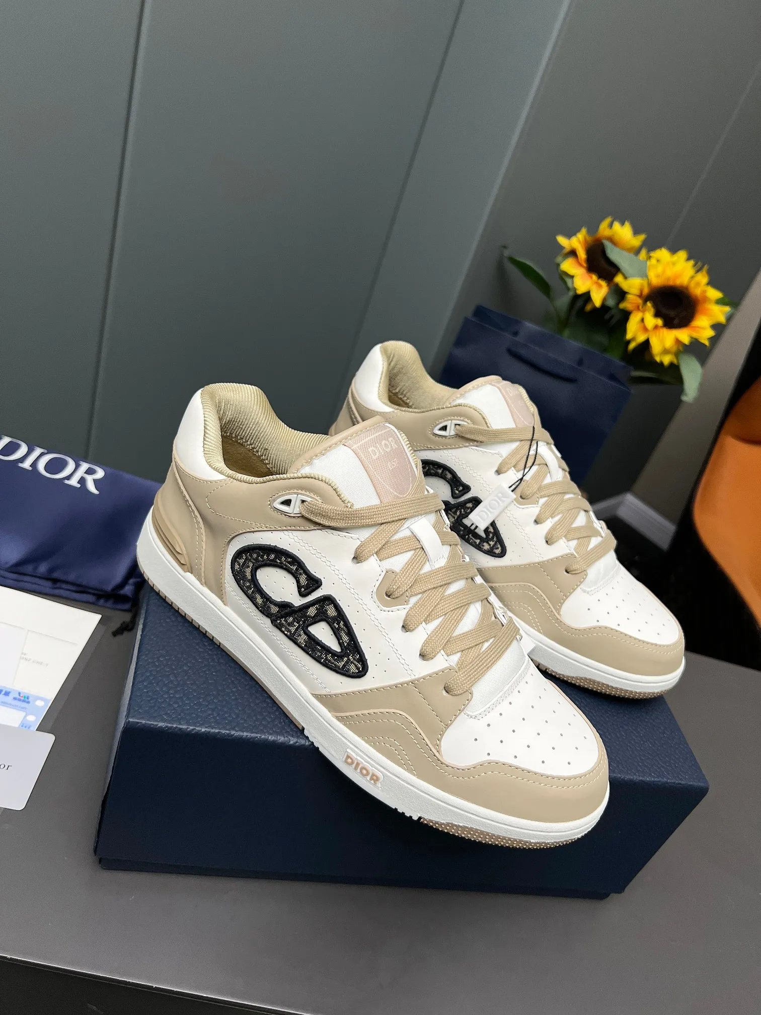 Men's Men's Shoes 💰600 Dior DiorB57 top version of low-top sneakers! ! ! Navy blue with beige smooth first-layer cowhide, fully oiled edges, T men's shoes 💰U outsole.  The 2024 autumn men's wear series has made a wonderful debut, a new classic item launched by Dior. Crafted from smooth first-grain cow leather in navy blue and beige, it's accented by a large leather heat-stamped CD logo on the sides. The distinctive laces of the same color match the color of the shoe body, and the opening and closing are decorated with various classic details on the tongue, sole and back side to enhance the style. The eyelet details, upper stitching and heel strip panels of the same color highlight the dynamic charm of its sports style. Exclusive two-color molded T men's shoes 💰U outsole is light, comfortable, non-slip and wear-resistant, the mesh lining and feet are customized with original colors, soft and breathable. Exquisite production technology highlights the grade, and can be matched with all kinds of clothing to create a refined look.